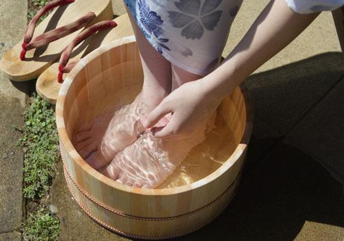 姜汤泡脚有什么好处(姜水泡脚有哪些好处)-九图集