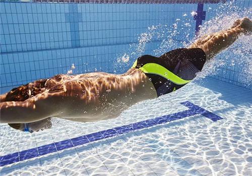 蛙泳蹬腿时用脚掌心吗 蛙泳蹬腿是用脚掌心蹬水还是脚后跟蹬水