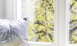 窗户玻璃贴膜怎么撕掉（窗户贴膜怎么撕下来）