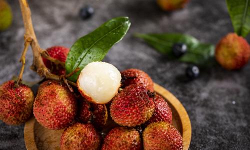 荔枝壳煮水泡脚的功效(荔枝壳泡脚有什么作用)