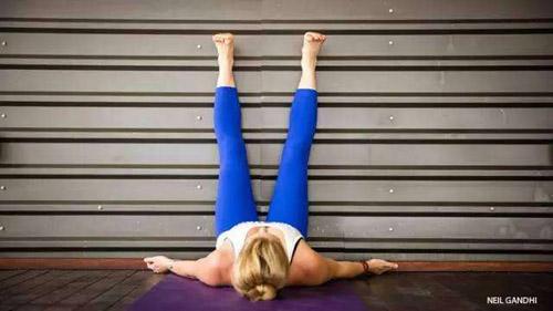 靠墙倒箭式的好处 靠墙倒箭式瑜伽功效