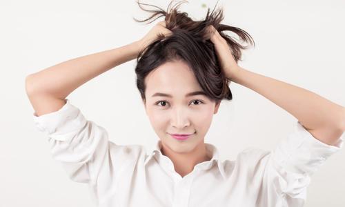 头发容易油是湿气重吗 头发很容易油是湿气重吗
