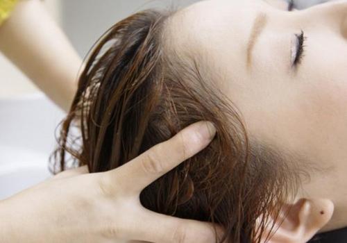 淋雨后要洗头吗 淋雨后要洗头吗男生-九图集