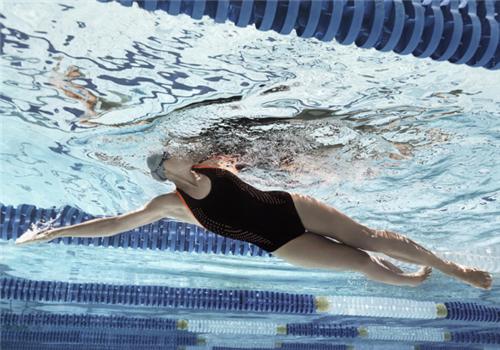 蛙泳换气头抬多高(蛙泳头要抬多高)-九图集