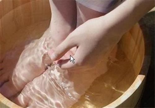泡脚后脸肿是咋回事 泡脚后脸浮肿是怎么回事-九图集