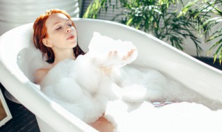 冬天频繁洗澡有什么危害(冬天每天洗澡对身体的危害)