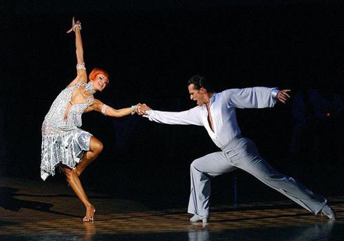 跳拉丁舞穿什么衣服(跳拉丁舞穿什么衣服和鞋?)