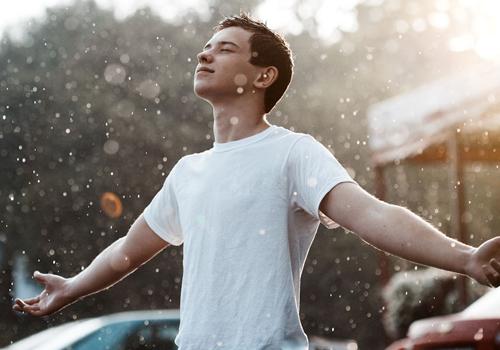 淋雨后可以马上洗澡吗(淋雨后可以马上洗澡吗男生)-九图集