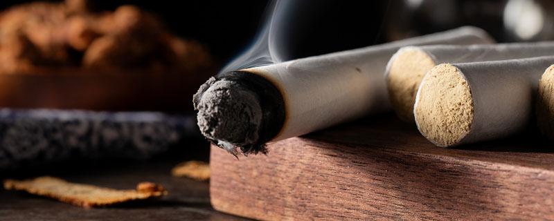 女性艾灸脚底的好处（女性艾灸脚底的好处与功效）-九图集