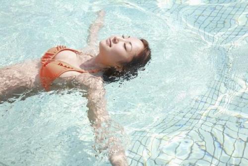 女人长期游泳的好处（女人长期游泳的好处与坏处）-九图集