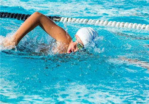 深水区游泳怎么不下沉(深水区游泳怎么浮起来)-九图集