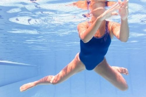 蛙泳膝盖内侧疼怎么办（蛙泳后膝盖疼怎么回事）-九图集