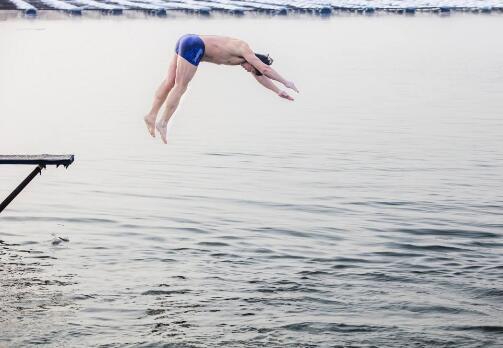 冬泳前喝酒可以预寒 冬泳之前喝白酒可以御寒吗