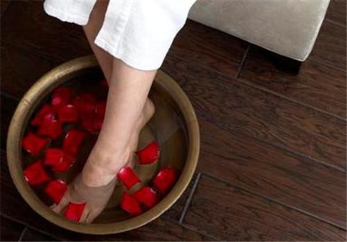 哪些人不宜泡脚（哪些人不宜泡脚呢）