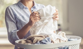 白衣服茶水渍如何清洗 白衣服上的茶水渍怎么去除-九图集