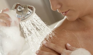 冬天洗澡次数多好还是少好(冬天多洗澡好还是少洗好)