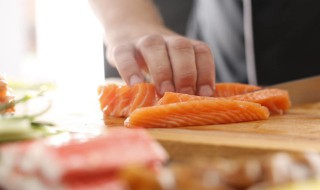 三文鱼生吃和煮熟有什么区别（三文鱼生吃与熟吃的区别）