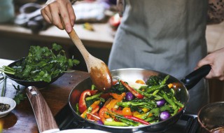 冰箱里冷冻的金蝉怎么做着吃（金蝉在冰箱怎么保存）