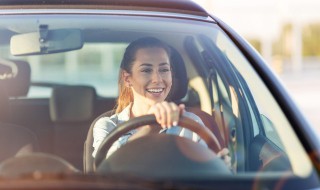 年检时车外观贴纸要撕掉吗 汽车年检后面贴贴纸要擦掉吗