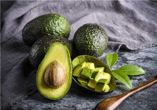 牛油果榨汁要去皮吗(牛油果榨果汁要削皮吗)-九图集