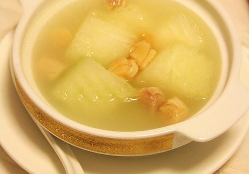 夏天喝什么可以消水肿（夏天吃什么消水肿）