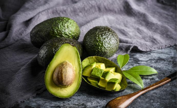 牛油果切开了可以放冰箱吗（切开后的牛油果在冰箱可以保鲜多久）-九图集