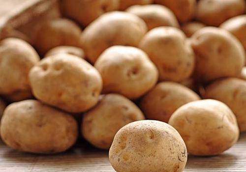 经期消水肿的食物有哪些(姨妈期间吃什么消水肿)