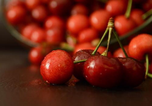 经常熬夜吃什么水果对皮肤好(经常熬夜的人吃什么水果比较好)