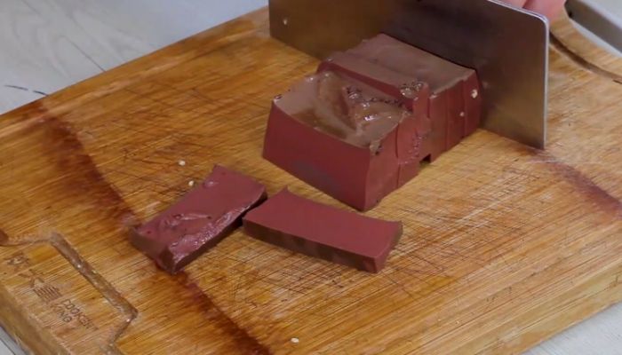 猪血炒黄豆的做法 猪血炒黄豆怎么做