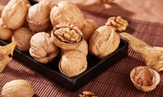 核桃剥开后表皮发黑能吃吗（鲜核桃剥开后表皮发黑能吃吗）-九图集
