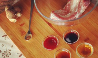 肉焯水放什么材料(用水焯肉时需放什么)