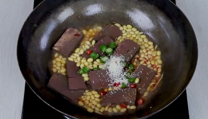 猪血炒黄豆的做法 猪血炒黄豆怎么做