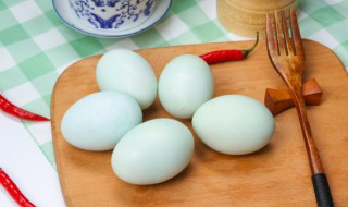 夏天如何腌制咸鸡蛋(夏天如何腌制咸鸡蛋窍门)