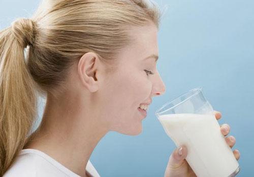 熬夜喝牛奶好吗 熬夜喝牛奶对身体好吗-九图集