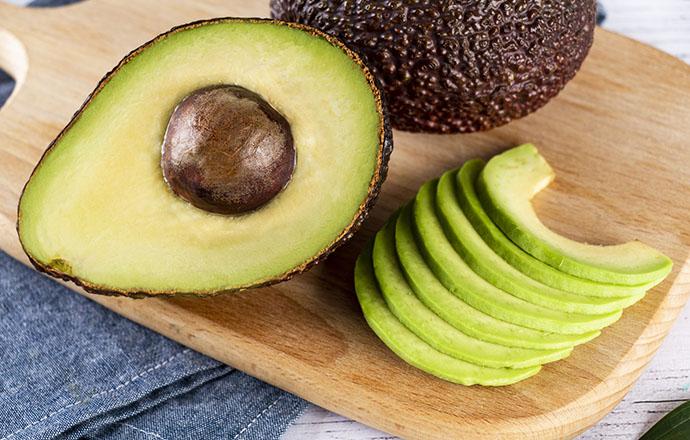 牛油果是吃青的好还是吃黑的好(牛油果是黑的好吃还是绿的好吃)