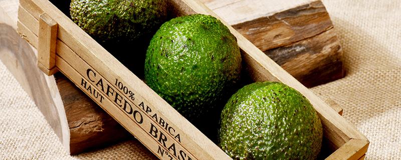 牛油果应该买绿的还是黑的（牛油果绿的还是黑的好）-九图集