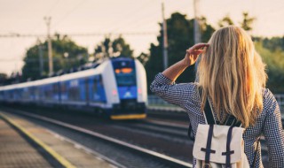 火车和铁轨哪个先发明出来的（火车跟铁轨哪个先发明出来）-九图集