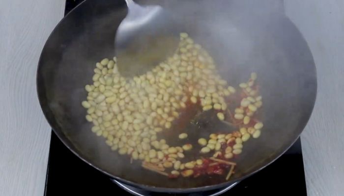猪血炒黄豆的做法 猪血炒黄豆怎么做