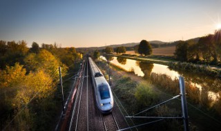 高铁是烧油还是用电(高铁是烧油还是用电?)