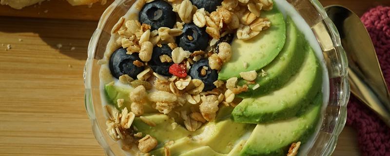 切开的牛油果怎么保存(切开的牛油果怎么保存时间长)