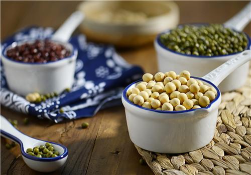 老人吃什么降血压（老人吃什么降血压最好）