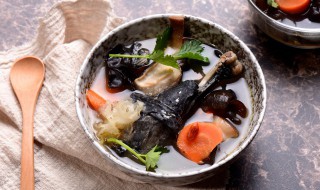 莲子炖鸡汤的做法（莲子炖鸡汤的做法功效）