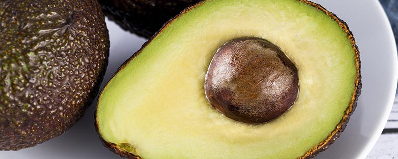 牛油果要削皮才能吃吗 牛油果需要削皮吃吗-九图集