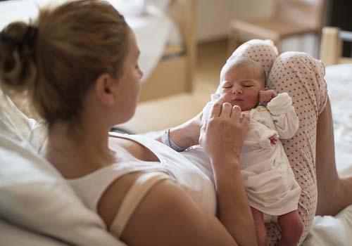 宝宝出生三天涨奶怎么办（新生儿三天涨奶怎么办）-九图集