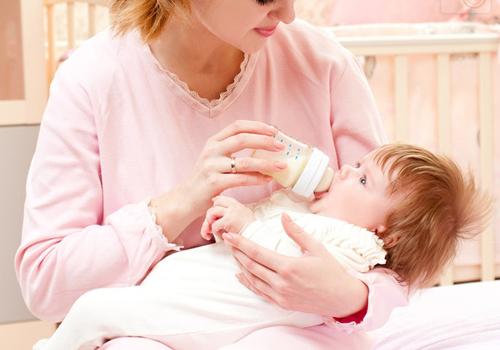 新生儿吃奶睡觉有什么影响（宝宝睡着吃奶有什么影响）-九图集