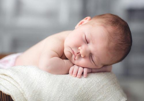 宝宝睡觉的错误睡姿(宝宝睡觉的错误睡姿图片)