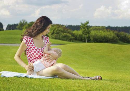 哺乳期妈妈感冒了还能喂奶吗(哺乳期妈妈感冒了能不能喂奶)-九图集