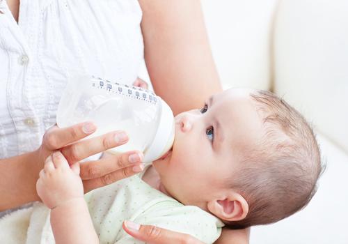 出生17天的宝宝每天吃多少 出生17天的宝宝一次吃多少-九图集