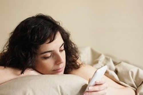 剖腹产坐月子可以玩手机吗 剖腹产坐月子可以玩手机吗?-九图集