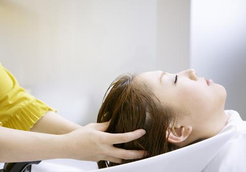 坐月子不能洗头吗(女人坐月子不能洗头吗)-九图集